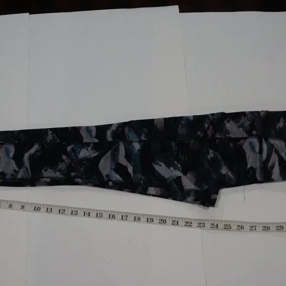 Lululemon Legging Size 4 With Pockets. - Picture 10 of 10